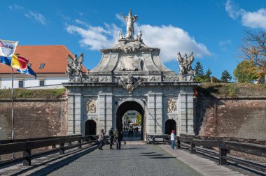 Alba Iulia, Romanya - Ekim 19.2025. Muhteşem barok Üçüncü Kapı, Romanya 'daki tarihi Alba Carolina Kalesi' ne görkemli bir giriş olarak hizmet veren ayrıntılı taş oymalar ve heykeller içeriyor.