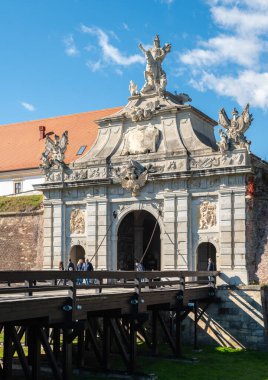 Alba Iulia, Romanya - Ekim 19.2025. Muhteşem barok Üçüncü Kapı, Romanya 'daki tarihi Alba Carolina Kalesi' ne görkemli bir giriş olarak hizmet veren ayrıntılı taş oymalar ve heykeller içeriyor.