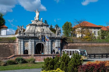Alba Iulia, Romanya - Ekim 19.2025. Muhteşem barok Üçüncü Kapı, Romanya 'daki tarihi Alba Carolina Kalesi' ne görkemli bir giriş olarak hizmet veren ayrıntılı taş oymalar ve heykeller içeriyor.