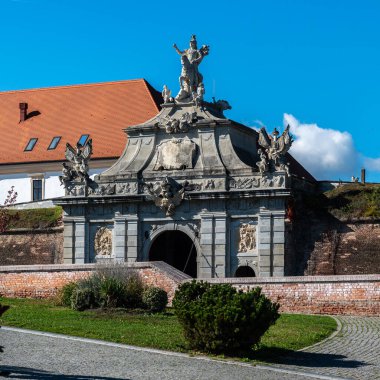 Alba Iulia, Romanya - Ekim 19.2025. Muhteşem barok Üçüncü Kapı, Romanya 'daki tarihi Alba Carolina Kalesi' ne görkemli bir giriş olarak hizmet veren ayrıntılı taş oymalar ve heykeller içeriyor.