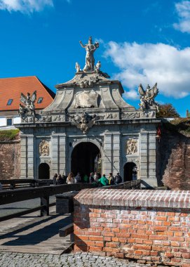 Alba Iulia, Romanya - Ekim 19.2025. Muhteşem barok Üçüncü Kapı, Romanya 'daki tarihi Alba Carolina Kalesi' ne görkemli bir giriş olarak hizmet veren ayrıntılı taş oymalar ve heykeller içeriyor.