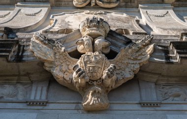 Alba Iulia, Romanya - Ekim 19.2025. Muhteşem barok Üçüncü Kapı, Romanya 'daki tarihi Alba Carolina Kalesi' ne görkemli bir giriş olarak hizmet veren ayrıntılı taş oymalar ve heykeller içeriyor.