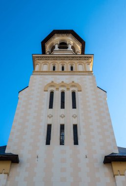 Alba Iulia, Romanya - Ekim 19.2025. Alba Carolina Kalesi 'ndeki Ortodoks Taç Giyme Katedrali' nin tarihi çan kulesi..