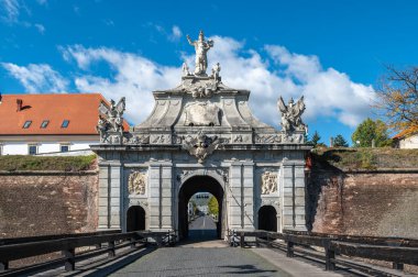 Alba Iulia, Romanya - Ekim 19.2025. Muhteşem barok Üçüncü Kapı, Romanya 'daki tarihi Alba Carolina Kalesi' ne görkemli bir giriş olarak hizmet veren ayrıntılı taş oymalar ve heykeller içeriyor.