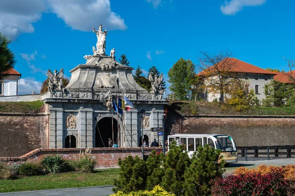 Alba Iulia, Romanya - Ekim 19.2025. Muhteşem barok Üçüncü Kapı, Romanya 'daki tarihi Alba Carolina Kalesi' ne görkemli bir giriş olarak hizmet veren ayrıntılı taş oymalar ve heykeller içeriyor.