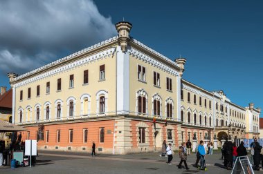 Alba Iulia, Romanya. Ekim 19.2025. Başpiskopos Sarayı 'nda güzel Brncovenesc tarzı kemerler ve Alba Carolina Kalesi' nin tarihi duvarları içinde fayanslı bir çatı bulunur.