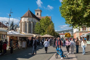 Romanya 'nın Alba Iulia kenti - Ekim 19.2025. Tarihi Alba Iulia kalesi içindeki büyüleyici bir açık hava ahşap tezgahında yerel el işleri ve hediyelik eşyalar.