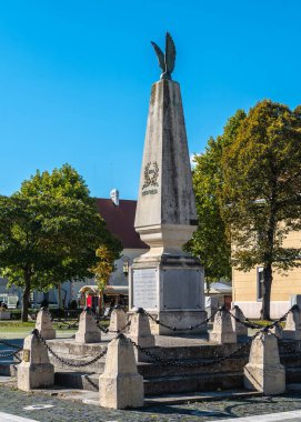 Alba Iulia, Romanya - Ekim 19.2025. Custozza Anıtı Dikili Taşı Romanya 'nın Transilvanya kentindeki tarihi Alba Carolina Kalesi' nde şehit askerlerin anısına dikildi.