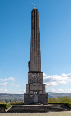 Romanya 'nın Alba Iulia kenti - Ekim 19.2025. 1784 köylü ayaklanmasının liderlerini anan taş dikili taş, Alba Carolina Kalesi' nin girişinde büyük bir tarihi eser olarak duruyor.