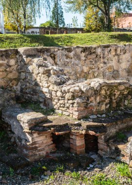 Alba Iulia, Romanya - Ekim 19.2025. Romanya 'nın Alba Iulia kentindeki Alba Carolina kalesindeki antik Roma yapılarının açık taş ve kırmızı tuğla temellerinin yer aldığı bir açık hava arkeoloji sahası