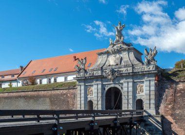 Alba Iulia, Romanya - Ekim 19.2025. Muhteşem barok Üçüncü Kapı, Romanya 'daki tarihi Alba Carolina Kalesi' ne görkemli bir giriş olarak hizmet veren ayrıntılı taş oymalar ve heykeller içeriyor.