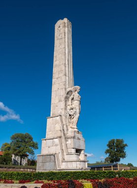 Romanya 'nın Alba Iulia kenti - Ekim 19.2025. 1784 köylü ayaklanmasının liderlerini anan taş dikili taş, Alba Carolina Kalesi' nin girişinde büyük bir tarihi eser olarak duruyor.