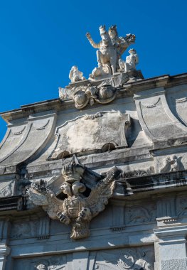 Alba Iulia, Romanya - Ekim 19.2025. Muhteşem barok Üçüncü Kapı, Romanya 'daki tarihi Alba Carolina Kalesi' ne görkemli bir giriş olarak hizmet veren ayrıntılı taş oymalar ve heykeller içeriyor.