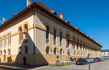 Alba Iulia, Romanya. Ekim 19.2025. Başpiskopos Sarayı 'nda güzel Brncovenesc tarzı kemerler ve Alba Carolina Kalesi' nin tarihi duvarları içinde fayanslı bir çatı bulunur.