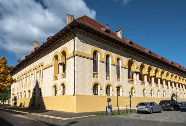 Alba Iulia, Romanya. Ekim 19.2025. Başpiskopos Sarayı 'nda güzel Brncovenesc tarzı kemerler ve Alba Carolina Kalesi' nin tarihi duvarları içinde fayanslı bir çatı bulunur.