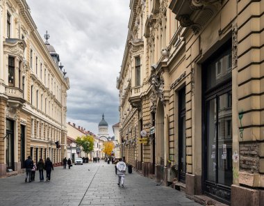 Cluj-Napoca, Romanya - Ekim 18.2025. Kentin kesiştiği noktada belirgin gri kubbesi olan tarihi bir neoklasik bina.