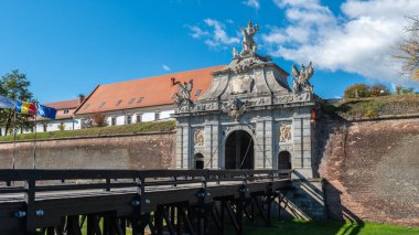 Alba Iulia, Romanya - Ekim 19.2025. Muhteşem barok Üçüncü Kapı, Romanya 'daki tarihi Alba Carolina Kalesi' ne görkemli bir giriş olarak hizmet veren ayrıntılı taş oymalar ve heykeller içeriyor.