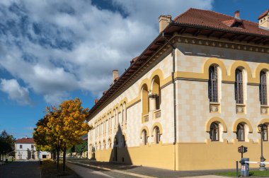 Alba Iulia, Romanya - Ekim 19.2025. Başpiskopos Sarayı, Alba Carolina Kalesi 'nin tarihi duvarları içinde güzel kemerler ve fayanslı bir çatıya sahiptir.