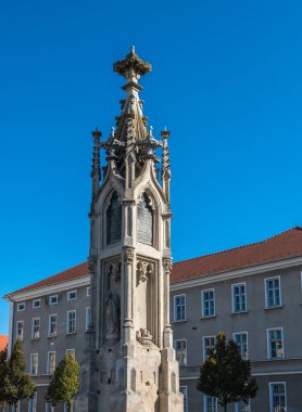 Alba Iulia, Romanya - Ekim 19.2025. Tarihi Lossetti Anıtı Romanya 'nın Transilvanya kentindeki açık mavi gökyüzünün altında Alba Iulia kalesinin merkez meydanında duruyor.