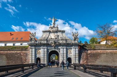 Alba Iulia, Romanya - Ekim 19.2025. Muhteşem barok Üçüncü Kapı, Romanya 'daki tarihi Alba Carolina Kalesi' ne görkemli bir giriş olarak hizmet veren ayrıntılı taş oymalar ve heykeller içeriyor.