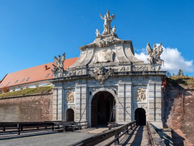 Alba Iulia, Romanya - Ekim 19.2025. Muhteşem barok Üçüncü Kapı, Romanya 'daki tarihi Alba Carolina Kalesi' ne görkemli bir giriş olarak hizmet veren ayrıntılı taş oymalar ve heykeller içeriyor.