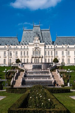 Iasi, Romanya - 23 Ekim 2025. Romanya 'da güneşli bir günde modern binalar ve renkli sonbahar ağaçlarıyla dolu Palas Iasi bahçesi