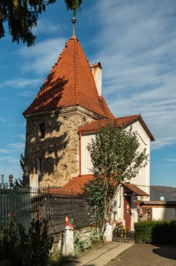 Sighisoara Romanya - 21.10.2025. Tepedeki tarihi Gotik Kilisesinin manzarası, antik taş payandaları ve UNESCO Sighisoara kalesi içindeki sivri kiremitli çatı