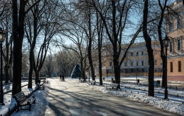 Odessa, Ukrayna. 19 Şubat 2026. Savaş sırasında Ukrayna 'nın Odessa kentindeki UNESCO tarafından korunan tarihi kentin karlı kış manzarası. Tarihi binaların, anıtların ve yerel sokakların manzarası.