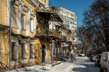 Odessa, Ukrayna. 19 Şubat 2026. Savaş sırasında Ukrayna 'nın Odessa kentindeki UNESCO tarafından korunan tarihi kentin karlı kış manzarası. Tarihi binaların, anıtların ve yerel sokakların manzarası.