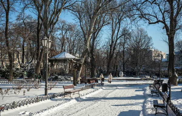 Odessa, Ukrayna. 19 Şubat 2026. Savaş sırasında Ukrayna 'nın Odessa kentindeki UNESCO tarafından korunan tarihi kentin karlı kış manzarası. Tarihi binaların, anıtların ve yerel sokakların manzarası.