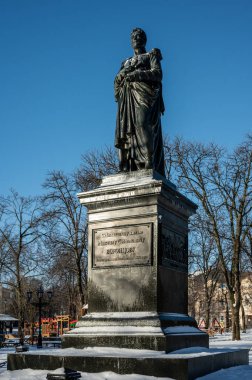 Odessa, Ukrayna. 19 Şubat 2026. Savaş sırasında Ukrayna 'nın Odessa kentindeki UNESCO tarafından korunan tarihi kentin karlı kış manzarası. Tarihi binaların, anıtların ve yerel sokakların manzarası.