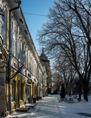 Odessa, Ukrayna. 19 Şubat 2026. Savaş sırasında Ukrayna 'nın Odessa kentindeki UNESCO tarafından korunan tarihi kentin karlı kış manzarası. Tarihi binaların, anıtların ve yerel sokakların manzarası.