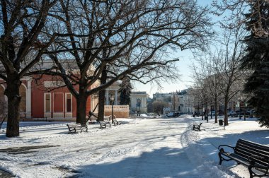 Odessa, Ukrayna. 19 Şubat 2026. Savaş sırasında Ukrayna 'nın Odessa kentindeki UNESCO tarafından korunan tarihi kentin karlı kış manzarası. Tarihi binaların, anıtların ve yerel sokakların manzarası.