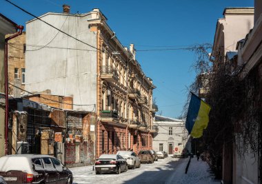 Odessa, Ukrayna. 19 Şubat 2026. Savaş sırasında Ukrayna 'nın Odessa kentindeki UNESCO tarafından korunan tarihi kentin karlı kış manzarası. Tarihi binaların, anıtların ve yerel sokakların manzarası.