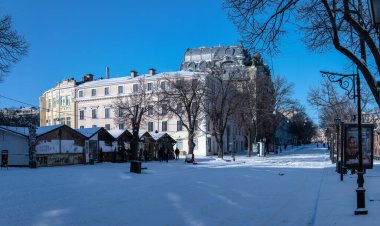 Odessa, Ukrayna. 19 Şubat 2026. Savaş sırasında Ukrayna 'nın Odessa kentindeki UNESCO tarafından korunan karlı bir kış şehri. Şehir meydanı ve mimarisinin panoramik görüntüsü