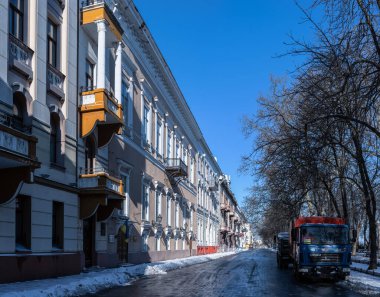 Odessa, Ukrayna. 19 Şubat 2026. Savaş sırasında Ukrayna 'nın Odessa kentindeki UNESCO tarafından korunan karlı bir kış şehri. Şehir meydanı ve mimarisinin panoramik görüntüsü