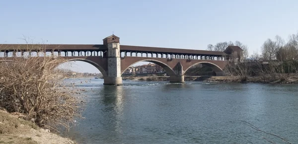 Pavia, ponte coperto sul fiume Ticino — Foto Stock