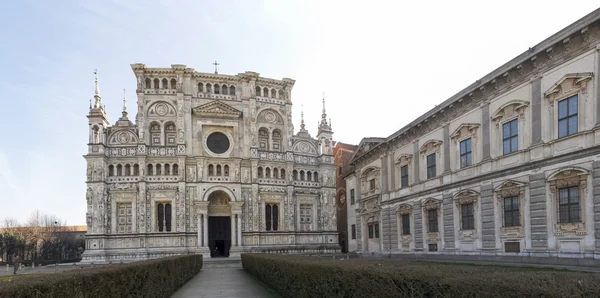 Certosa di Pavia. Imaginea bisericii din interiorul grădinii mari . — Fotografie, imagine de stoc