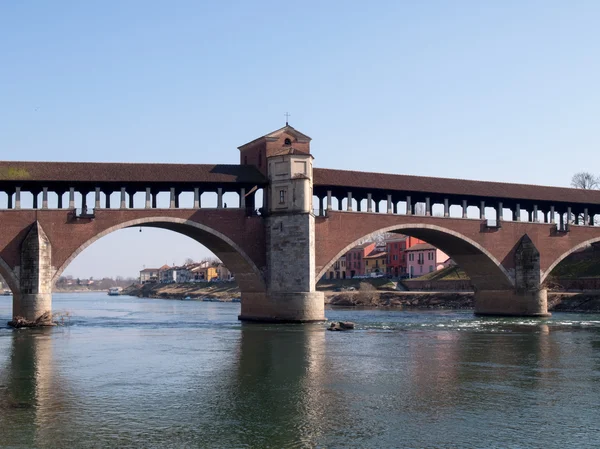 Pavia, krytý most přes řeku Ticino — Stock fotografie