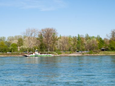 Araç ve insan taşımak için feribot