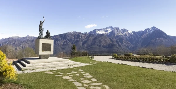 Denkmal zum Gedenken an Radfahrer ghisallo — Stockfoto