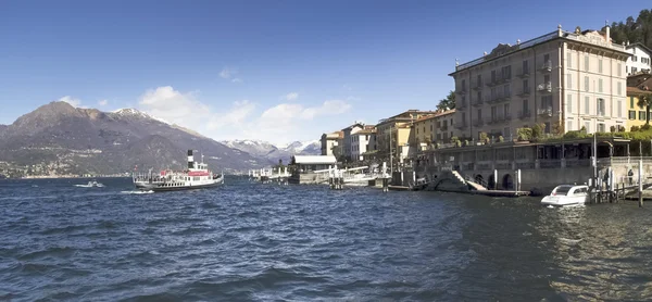 Dock of Bellagio with nineteenth-century historic homes. — Stock Photo, Image