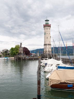 Marina girişinde deniz feneri
