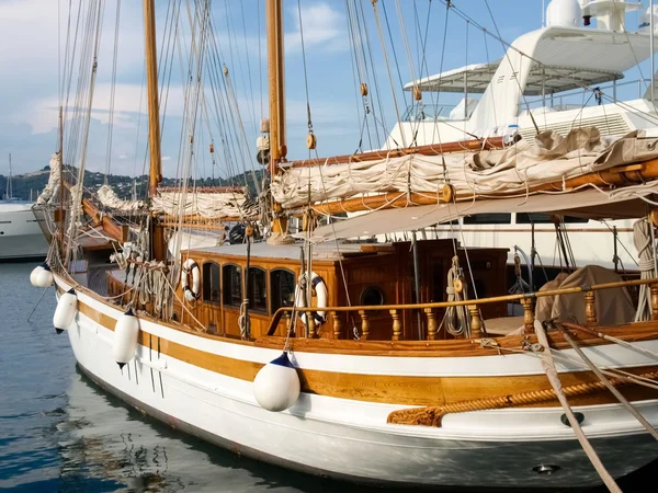 Yachten im ligurischen Hafen festgemacht — Stockfoto