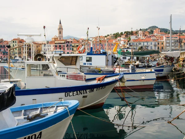 Diversi pescherecci sono ormeggiati . — Foto Stock