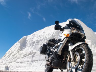 Gotthardpass, araç kar duvarları arasında aktarım