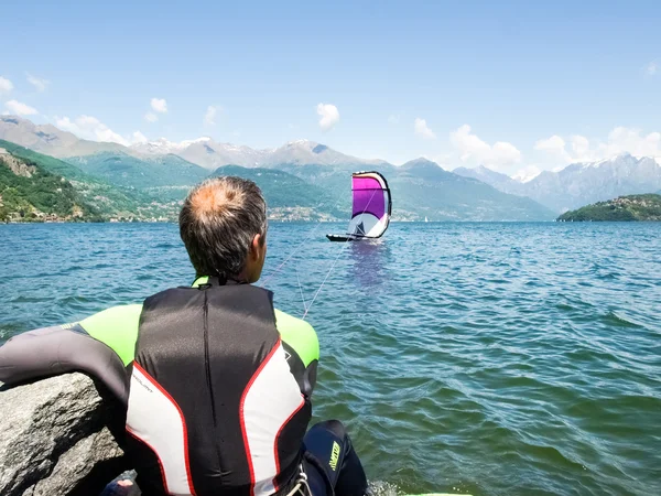 Kitesurfing działania nad jeziorem — Zdjęcie stockowe