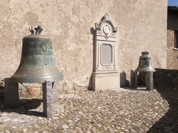 Lugano, klokken in de buurt van de kerk van San Giorgio — Stockfoto