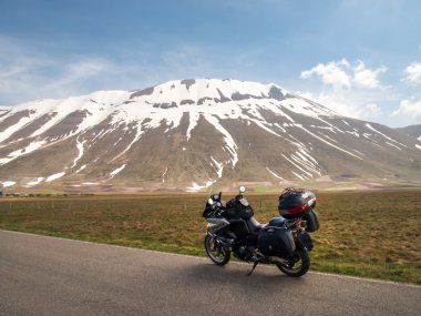 Motocicli Monti Sibillini büyük planı üzerine park
