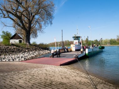 Araç ve insan taşımak için feribot